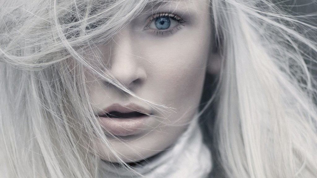 Helle blaue Augen passen perfekt zu weißblonden Haaren