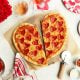 Heute zeigen wir Ihnen unsere leckeren Ideen mit Herz -Form für Pizza, an denen sonst die kleinsten Familien-Mitgliedern teilnehmen können!