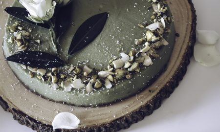 Matcha ist ein echter Allrounder in der Küche und mit diesem grünen magischen Pulver lässt sich geschmackvolle Low Carb Käsekuchen zubereiten