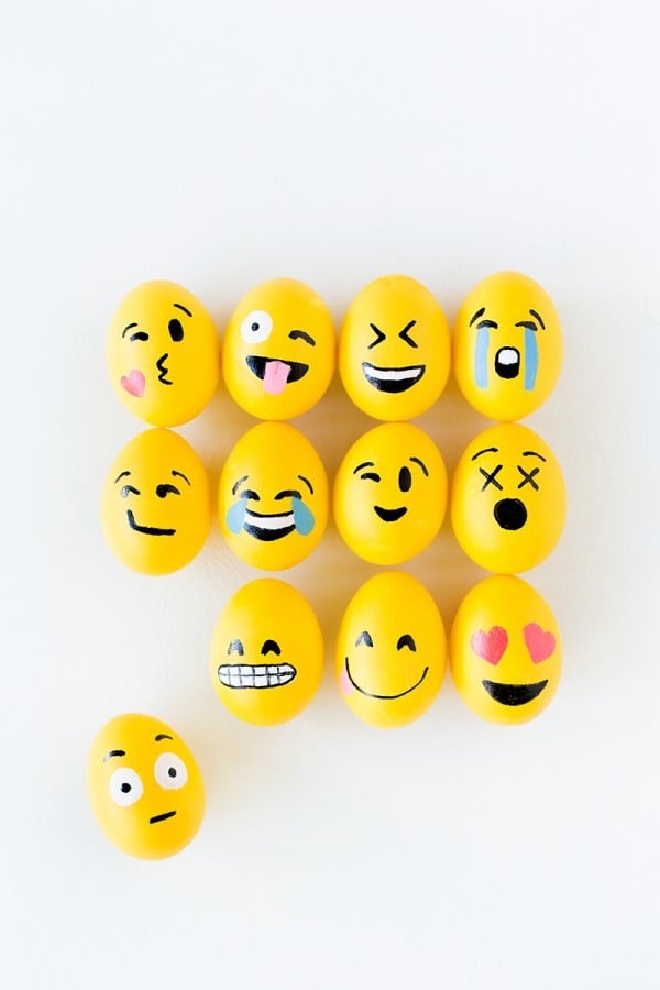 DIY Emoji lustige Eier Gesichter: Kreieren Sie dieses lustiges Ensemble von Emoji-Gesichtern zusammen. 