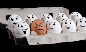 Verpassen Sie nicht die Gelegenheit, die das Ostern Ihnen bietet, und sammeln Sie einige umwerfende Bastelideen für lustige Eier Gesichter.