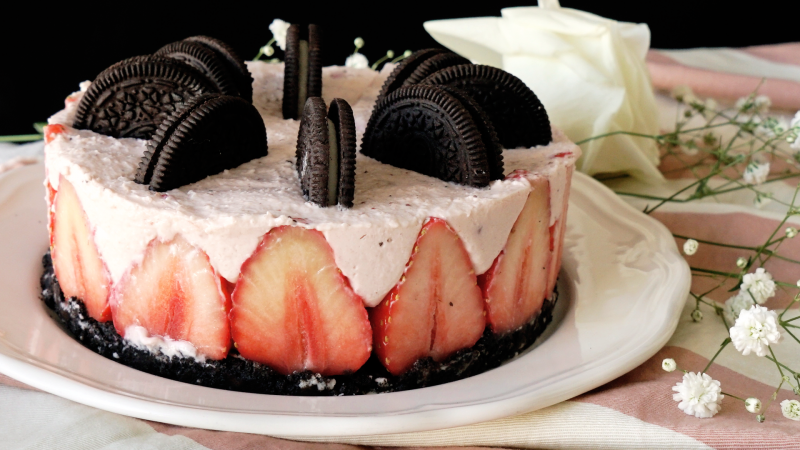 Oreo Cheesecake mit frischen Erdbeeren machen