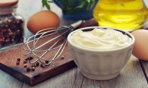 Die Soße ist das gewisse Etwas jedes Gerichts ist die Mayonnaise. Heute zeigen wir Ihnen das originelle Rezept und die Speisen, für die Sie unbedingt Mayonnaise selber machen sollen.