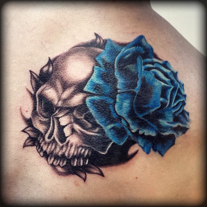Totenkopf mit blauen Rosen