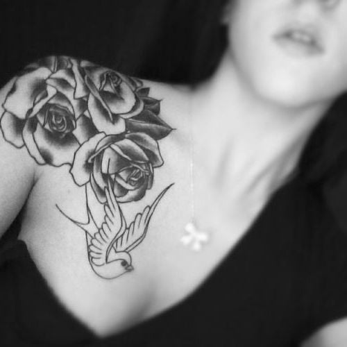 Rosen Tattoo mit Vogelmotiv