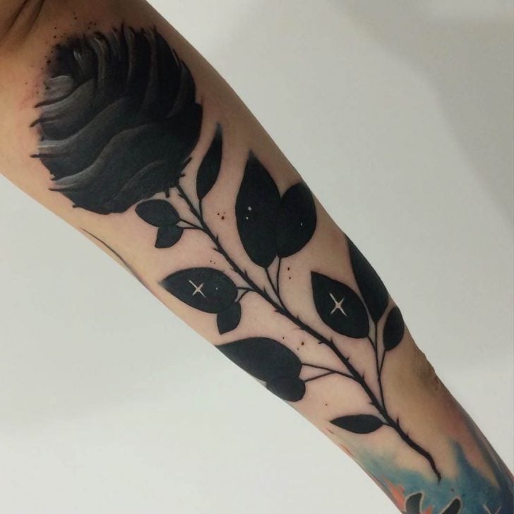 Wissen Sie die Bedeutung vom Schwarze Rosen Tattoo mit Dornen und Blattern
