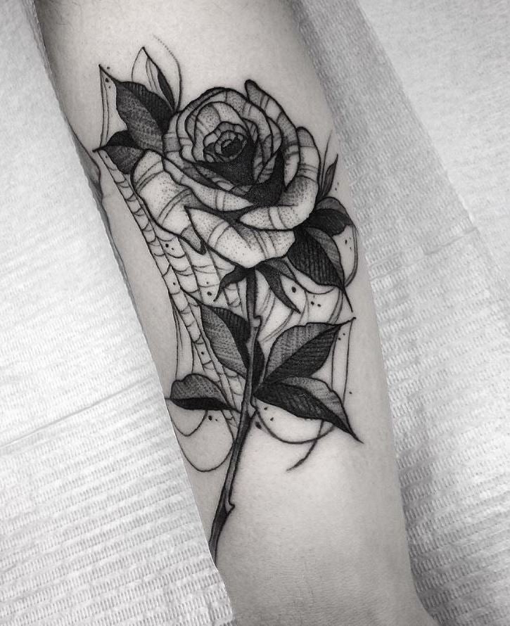 Wunderschöne Ideen für Blumen Tattoo Schwarz und Weiß