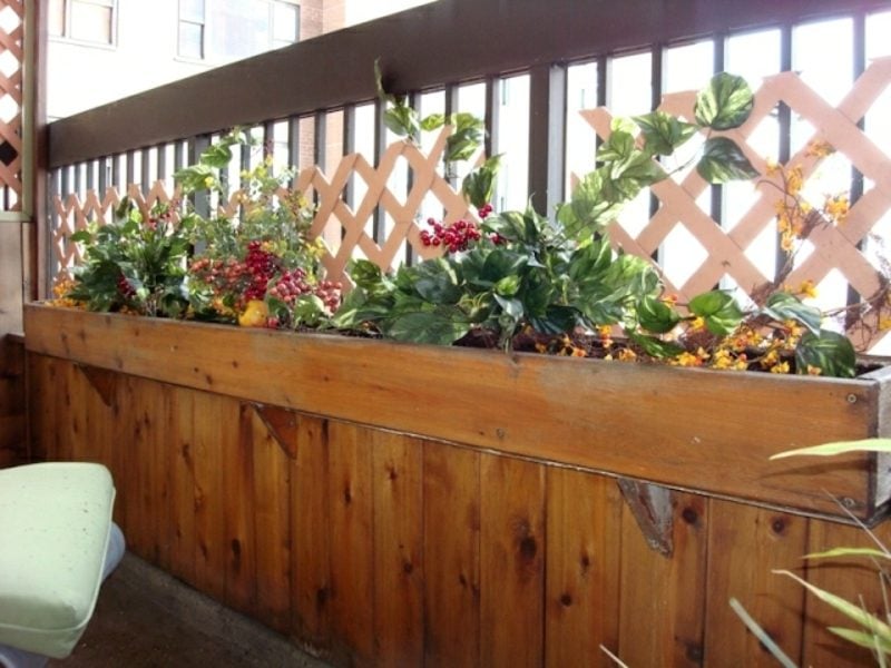 Balkongestaltung mit Pflanzen Holz