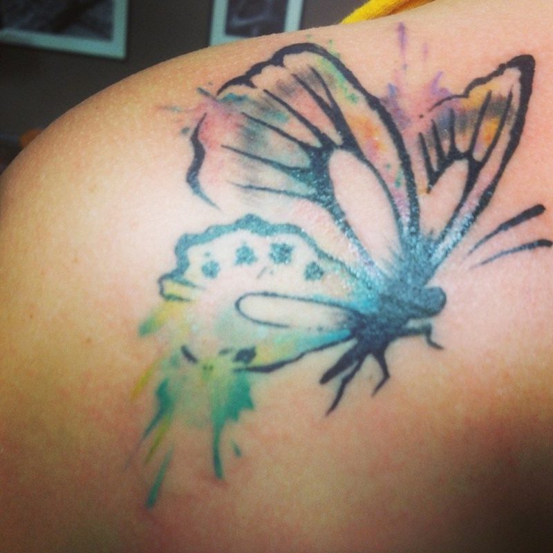 Aquarell Tattoo Schmetterling Schulter tolle Optik