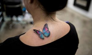 Aquarell Tattoo Schmetterling am Schulter