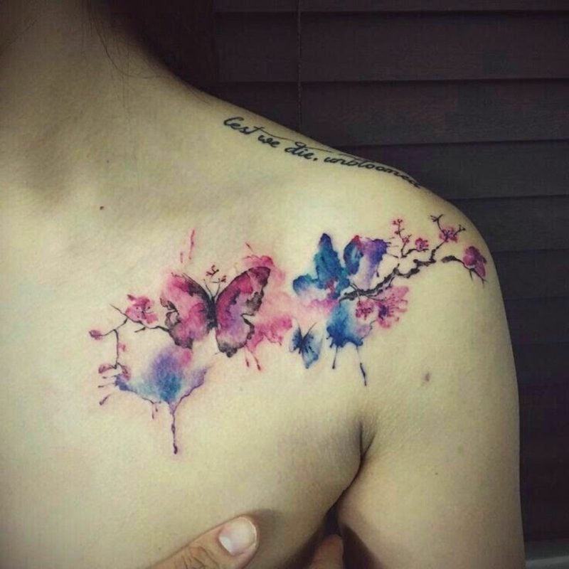 Aquarell Tattoo Schmetterling Schulter Blumen