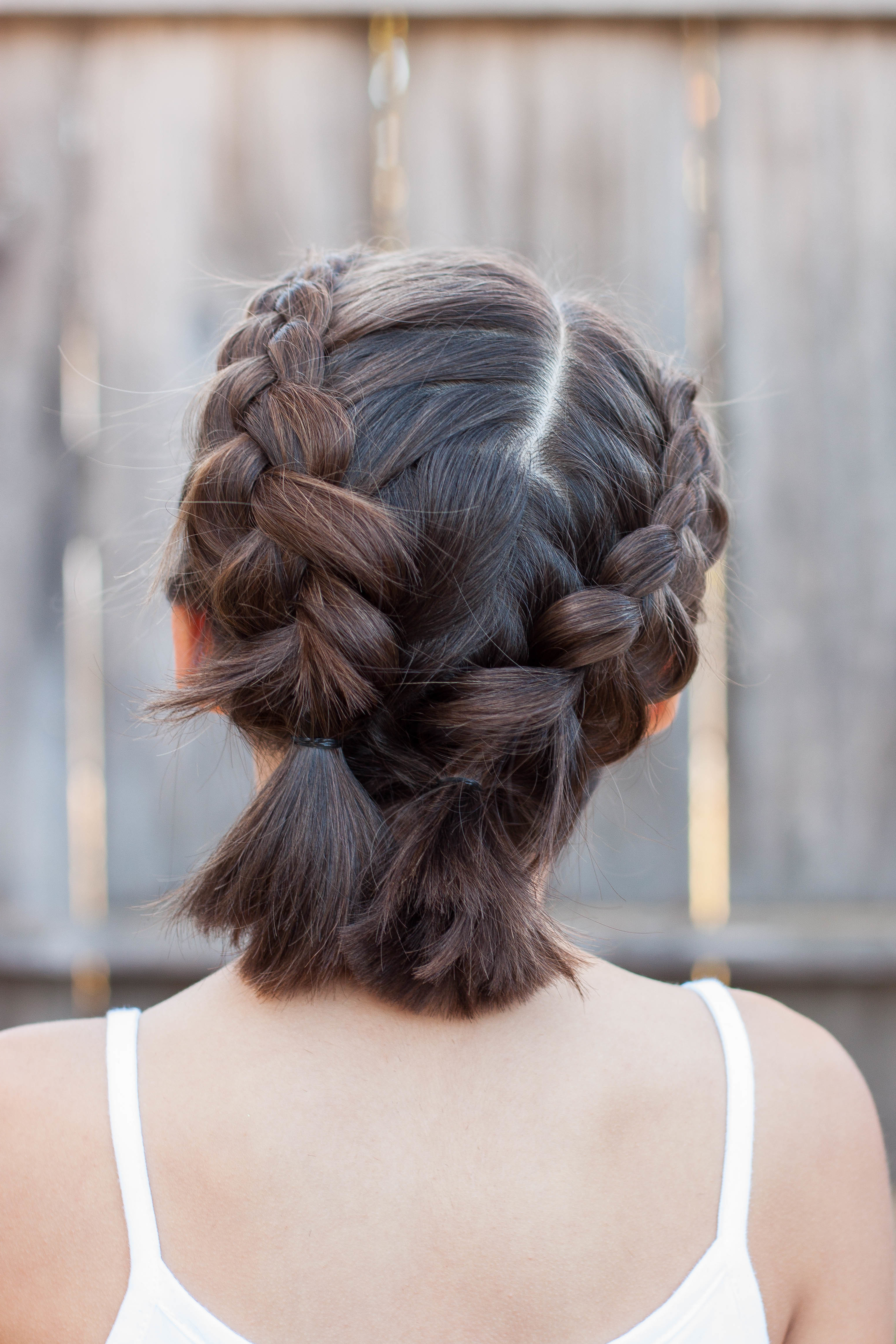 Tolle Inspiration für schulterlange Haare flechten: Bauernzöpfe für dunkle Haare 