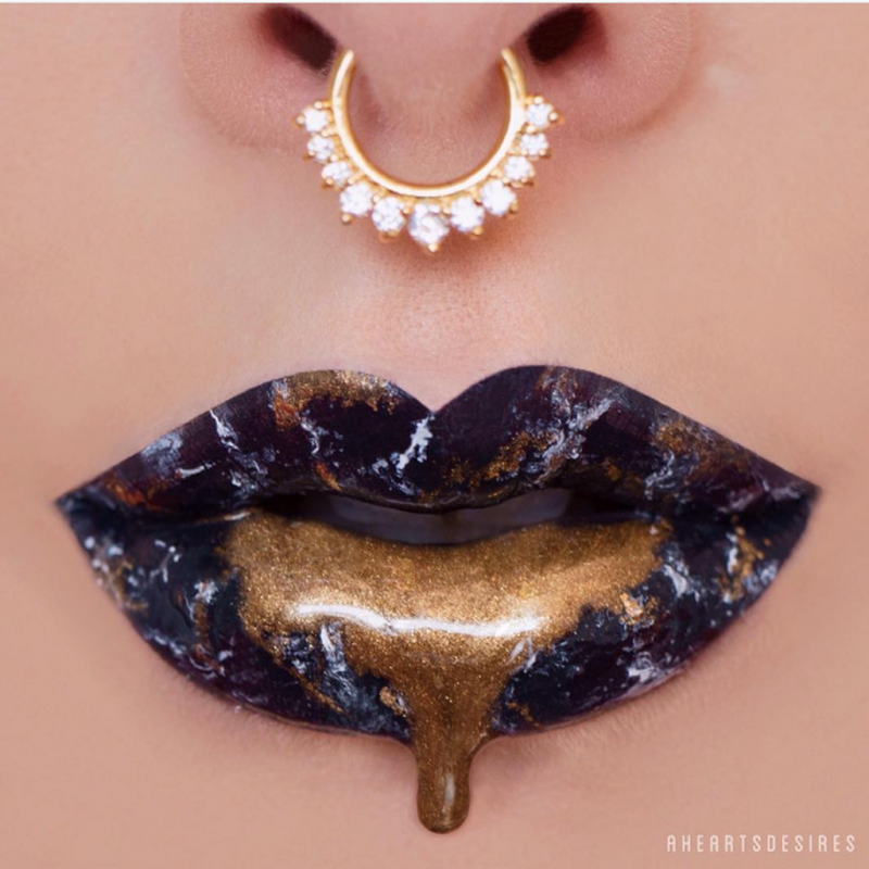 Lippen mit Marbel Effekt auf dunkler Grundierung