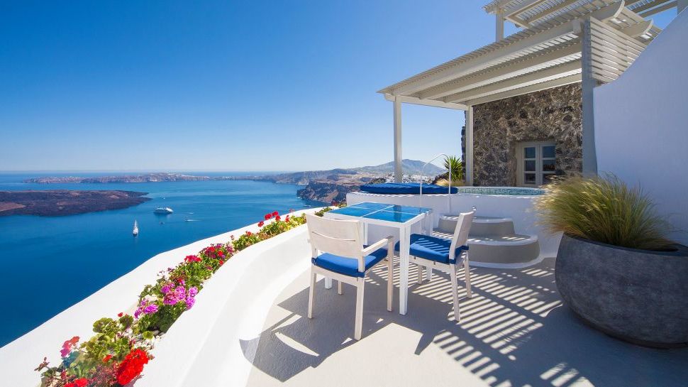 Bilden Sie den Santorin Zauber nach: Terrassenausrichtung und Terrassengestaltung Mediterran