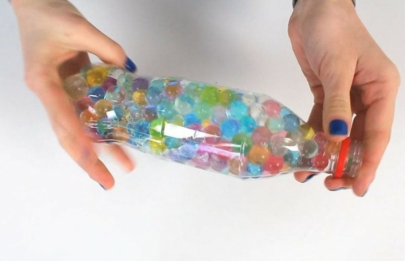 Antistressball selber machen mithilfe einer Plastikflasche