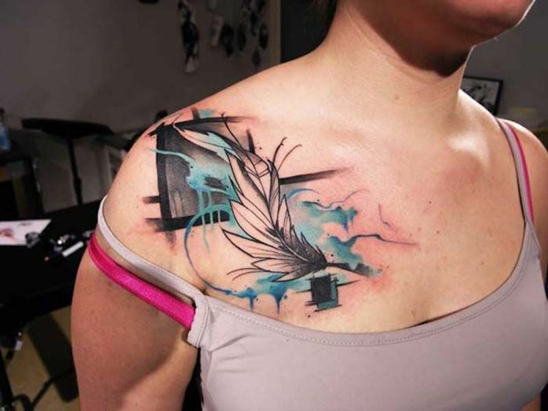 Feder Tattoos Frau Aquarell Brust Schulter