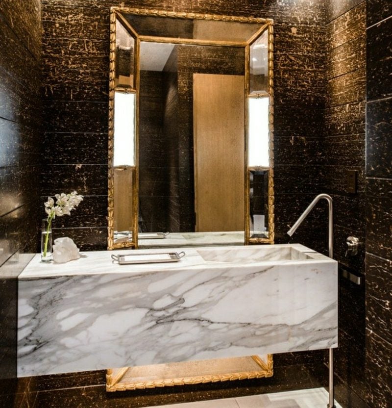 Gäste WC Gestaltung Beispiele Marmorwaschtisch Mosaikfliesen golden