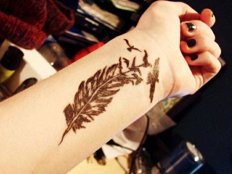 Feder Tattoos Vögel Frau Unterarm Handgelenk