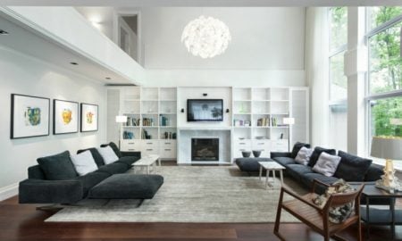 Wohnzimmer gestalten grau weiβ gemütlich Regale Fernseher