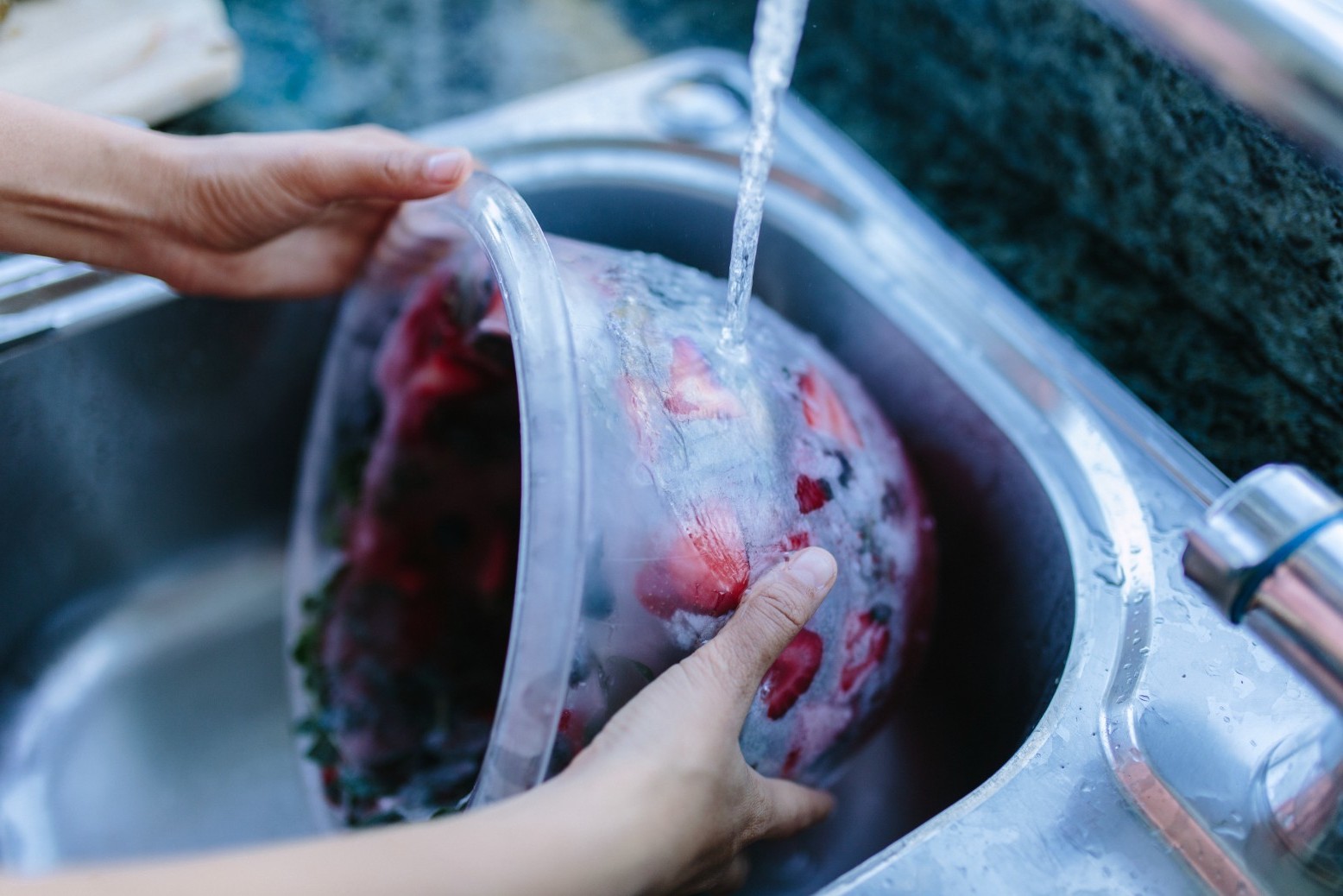  Wie können Sie einen gefrorenen Senkthalter mit Beeren und Blumen und Eiswürfel selber machen