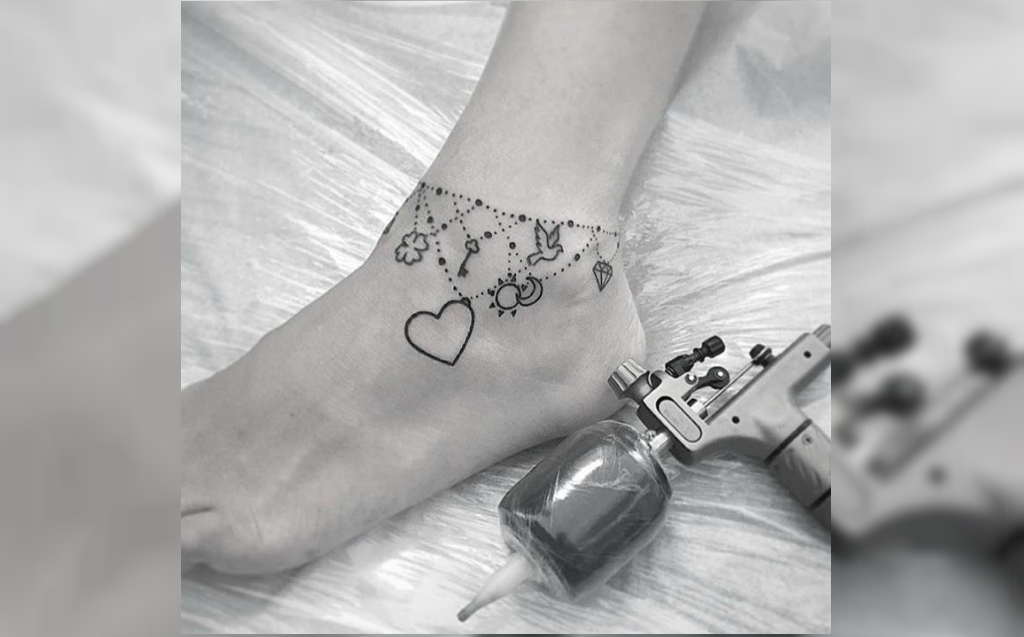 Die Fuß Tattoo Kette ist das gewisse Etwas, das jede Frau braucht, um mehr männliche Achtung auf sich zu richten, und auch eine mondäne Zier am Knöchel