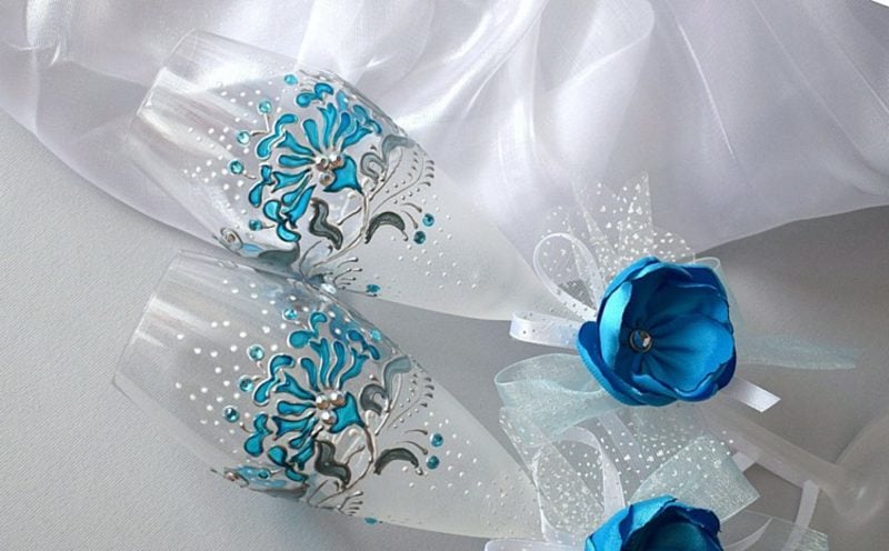 Gläser dekorieren stilvoll Blumen blau