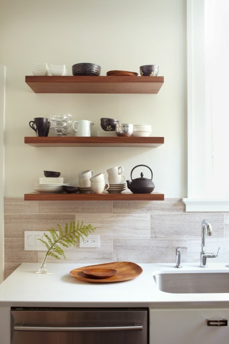 minimalistische Küchenregale aus Holz