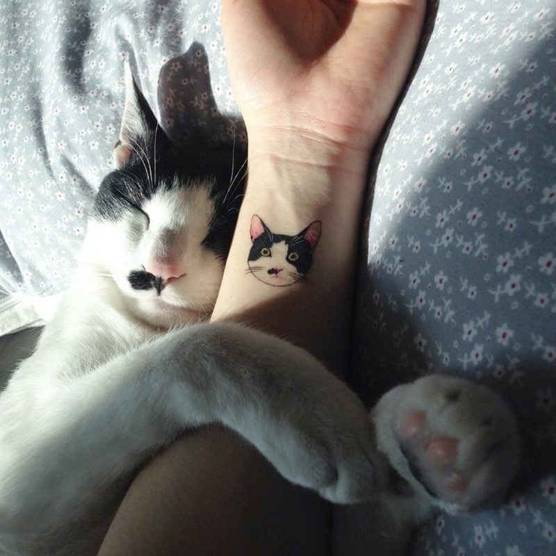 Tattoo Katze Handgelenk schwarz weiss