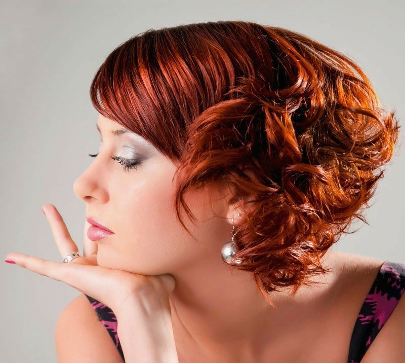 Kurze Haare locken Hinterkopf rot