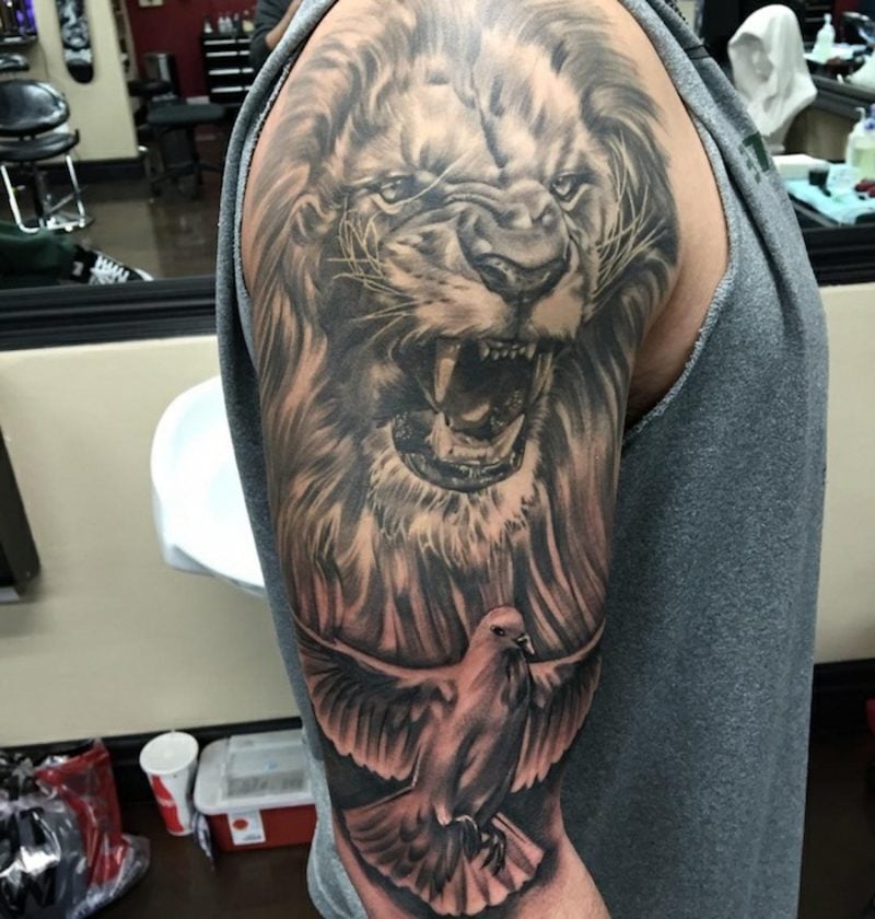 Tattoo Löwe Taube Oberarm