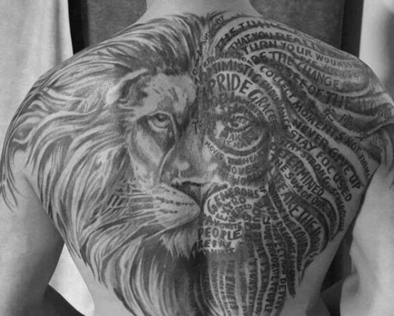 Tattoo Löwe gross Schrift Rücken