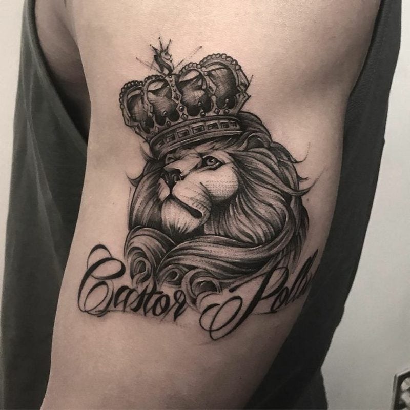 Tattoo Löwe mit Krone und Schrift
