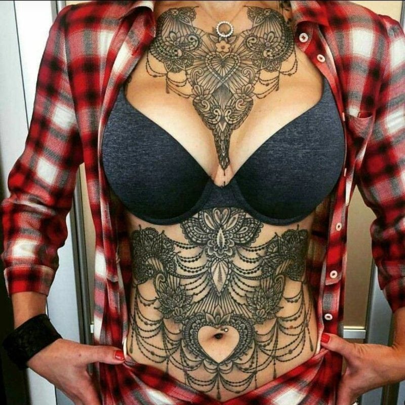 Dekolleté Tattoo Bauch auffällig gross