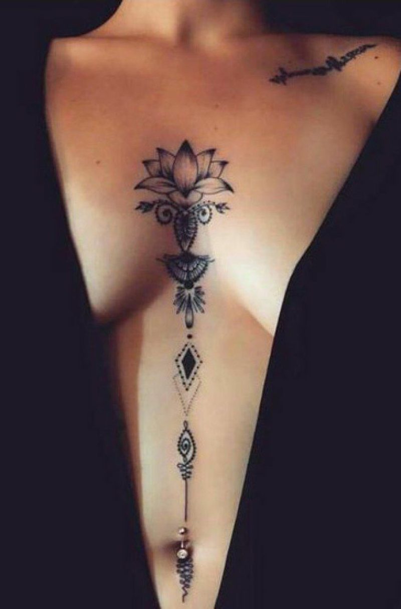 Dekolleté Tattoo geometrisch kleine Blume