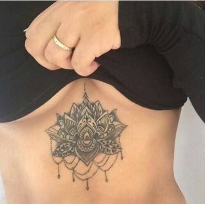 Dekolleté Tattoo Mandala elegant