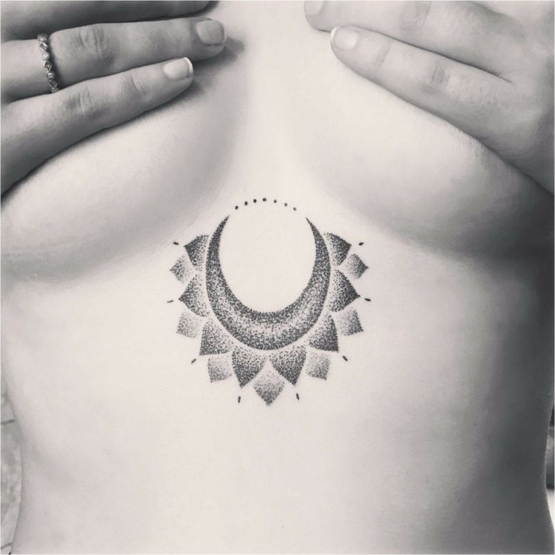 Dekolleté Tattoo originell Mond und Sonne