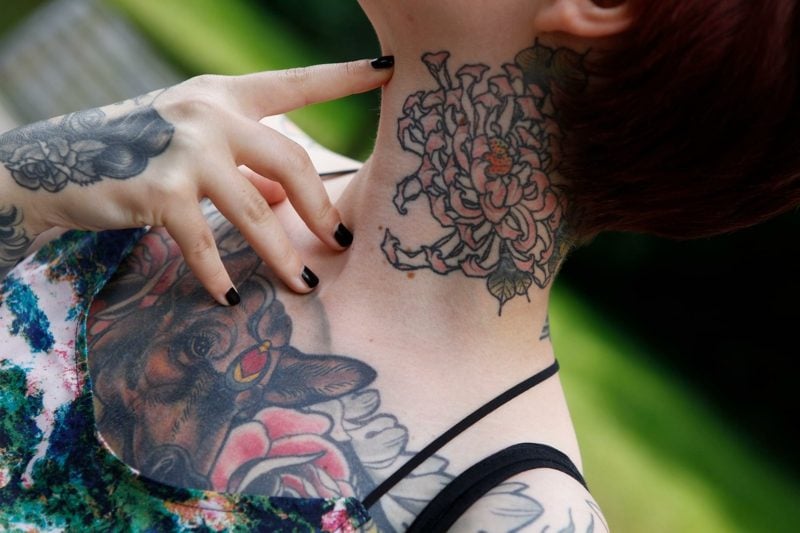 Dekolleté Tattoo Tiermotiv auffällig
