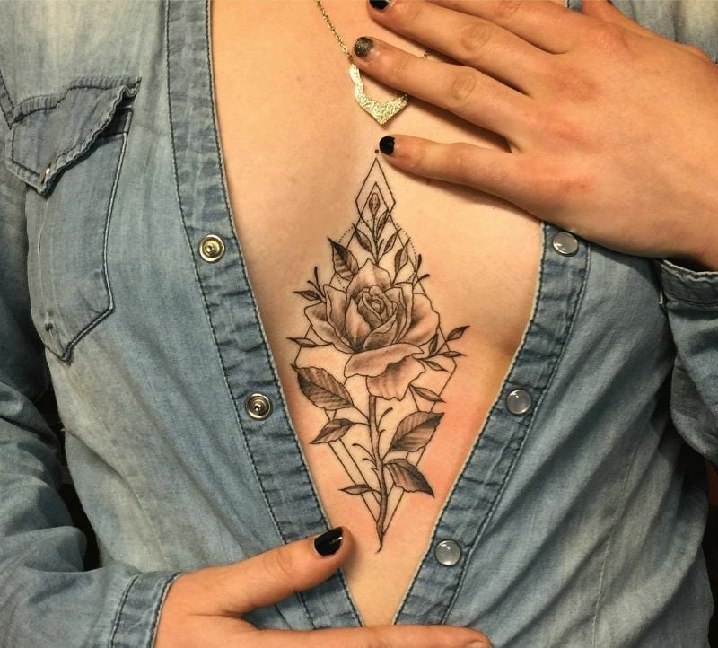 Dekolleté Tattoo Rosen stilvoll