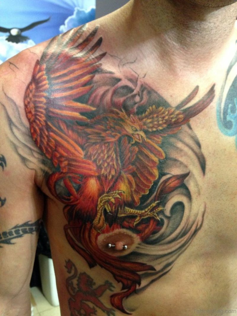 Phönix Tattoo an der Brust Mann