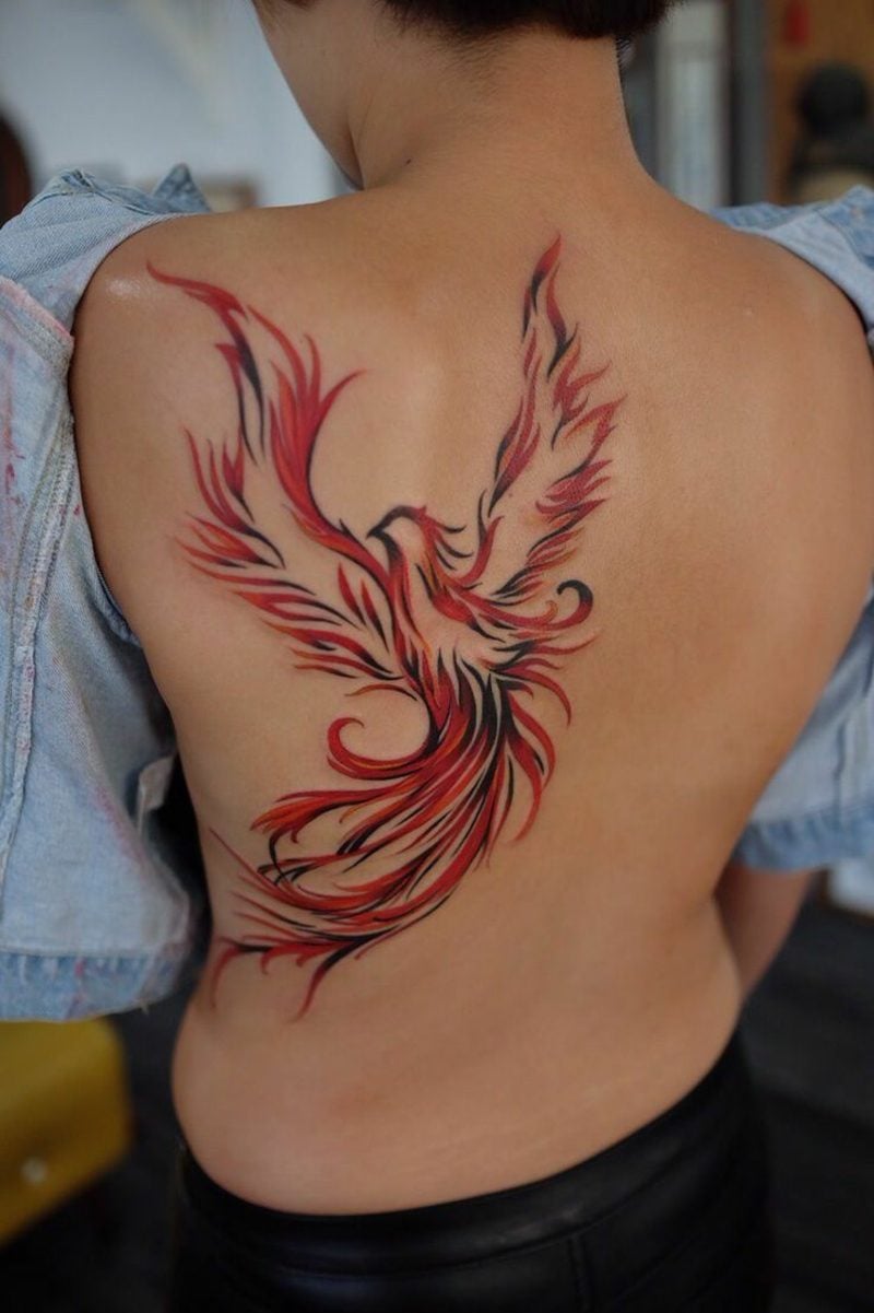 Phönix Tattoo gross rot schwarz Rücken