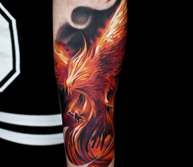 Phönix Tattoo eindrucksvoll Unterarm