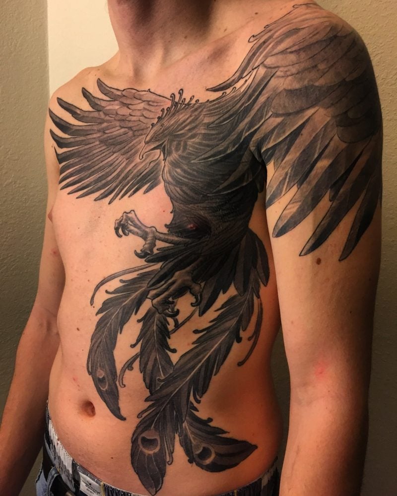 Phönix Tattoo Oberkörper Arm Mann