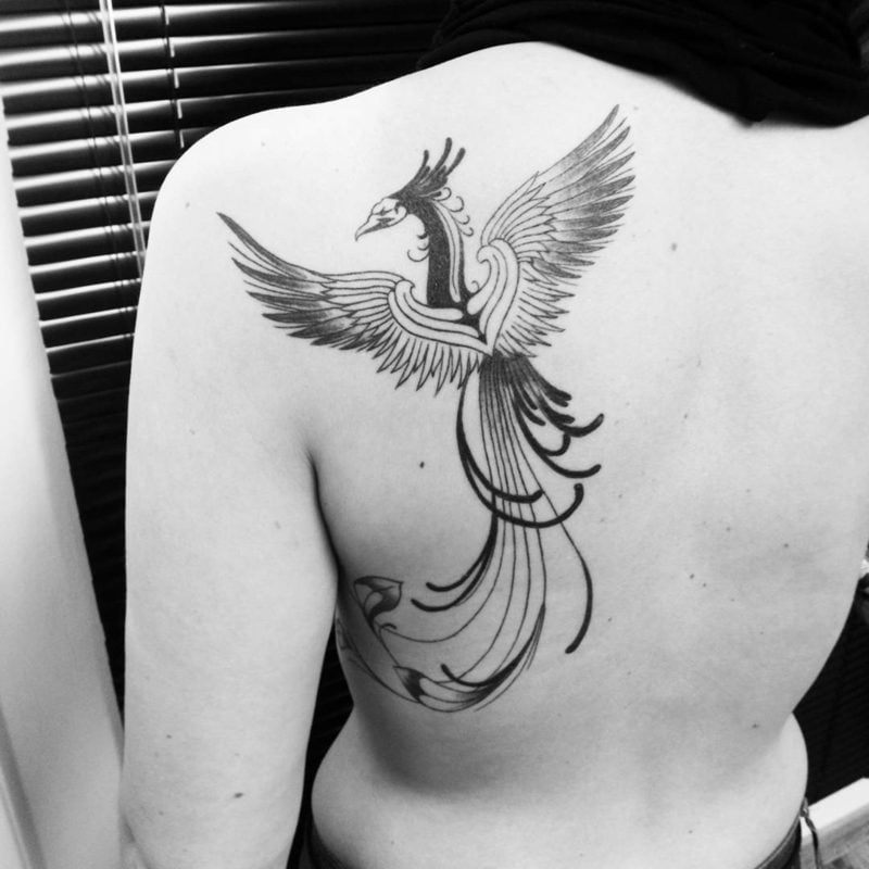 Phönix Tattoo an der Rücken Frau
