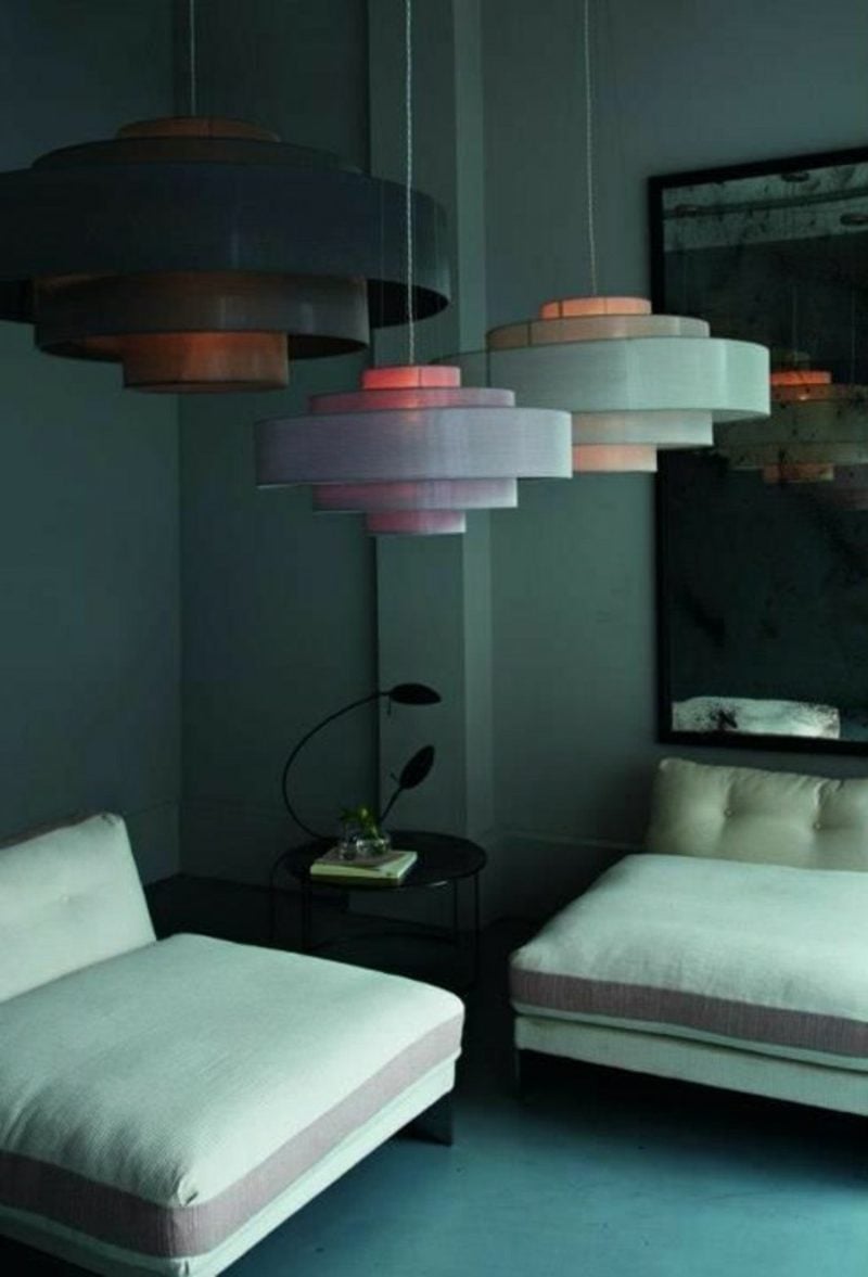 Wohnzimmer farblich gestalten Dunkelgrün farbliche Akzente Lampenschirme