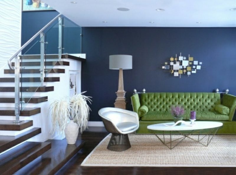 Wohnzimmer farblich gestalten Akzentwand Dunkelblau grünes Sofa