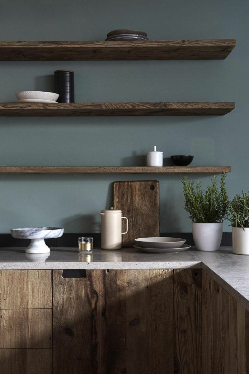 Küchenregale aus Holz offen Wand