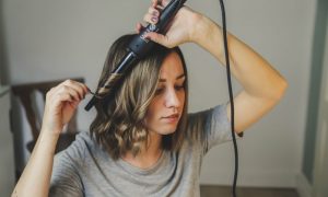 Kurze Haare locken mit dem Lockenstab