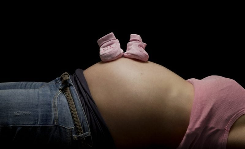 Schwangerschaftsfotos aufnehmen Babyschuhe