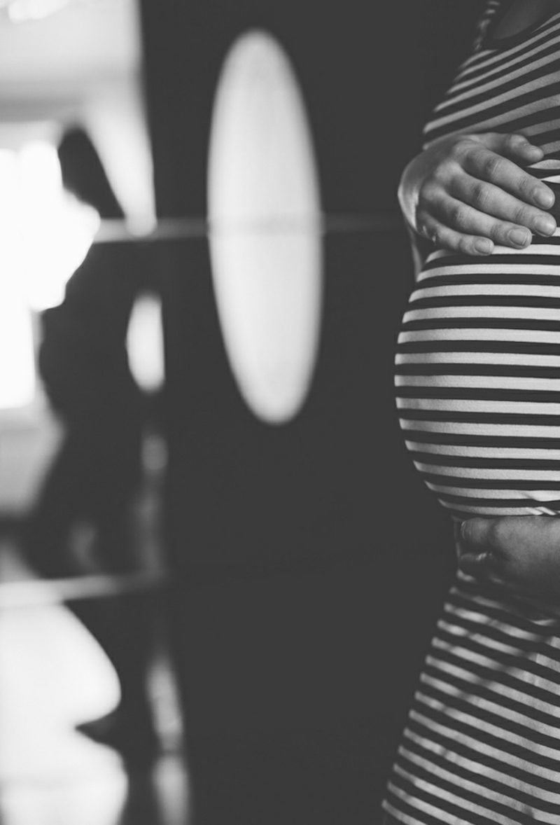 Schwangerschaftsfotos aufnehmen Babybauch Streifenmuster