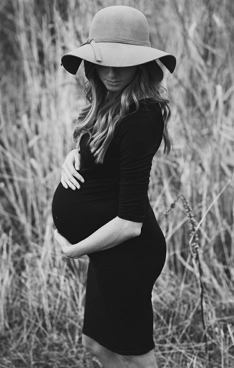Schwangerschaftsfotos aufnehmen Kleidung Hut stilvoll